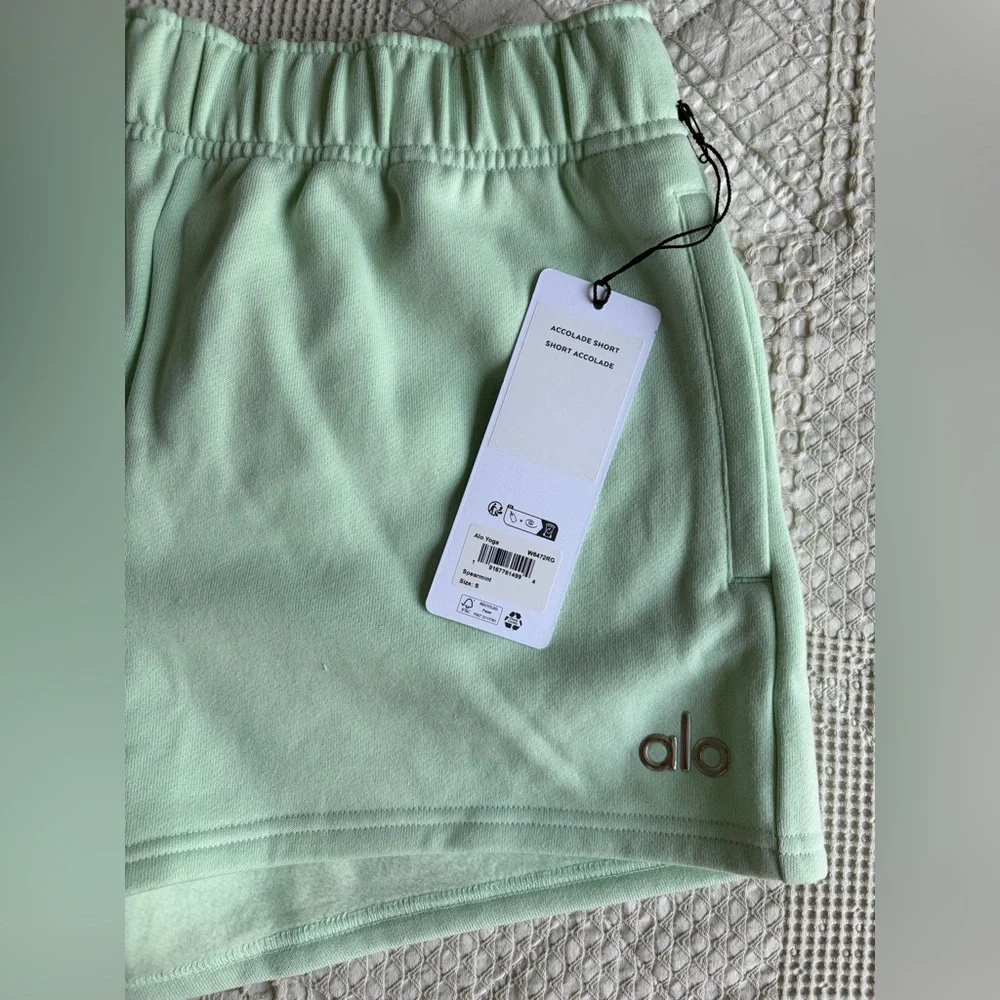 BRAND NEW ALO YOGA ACCOLADE SHORT